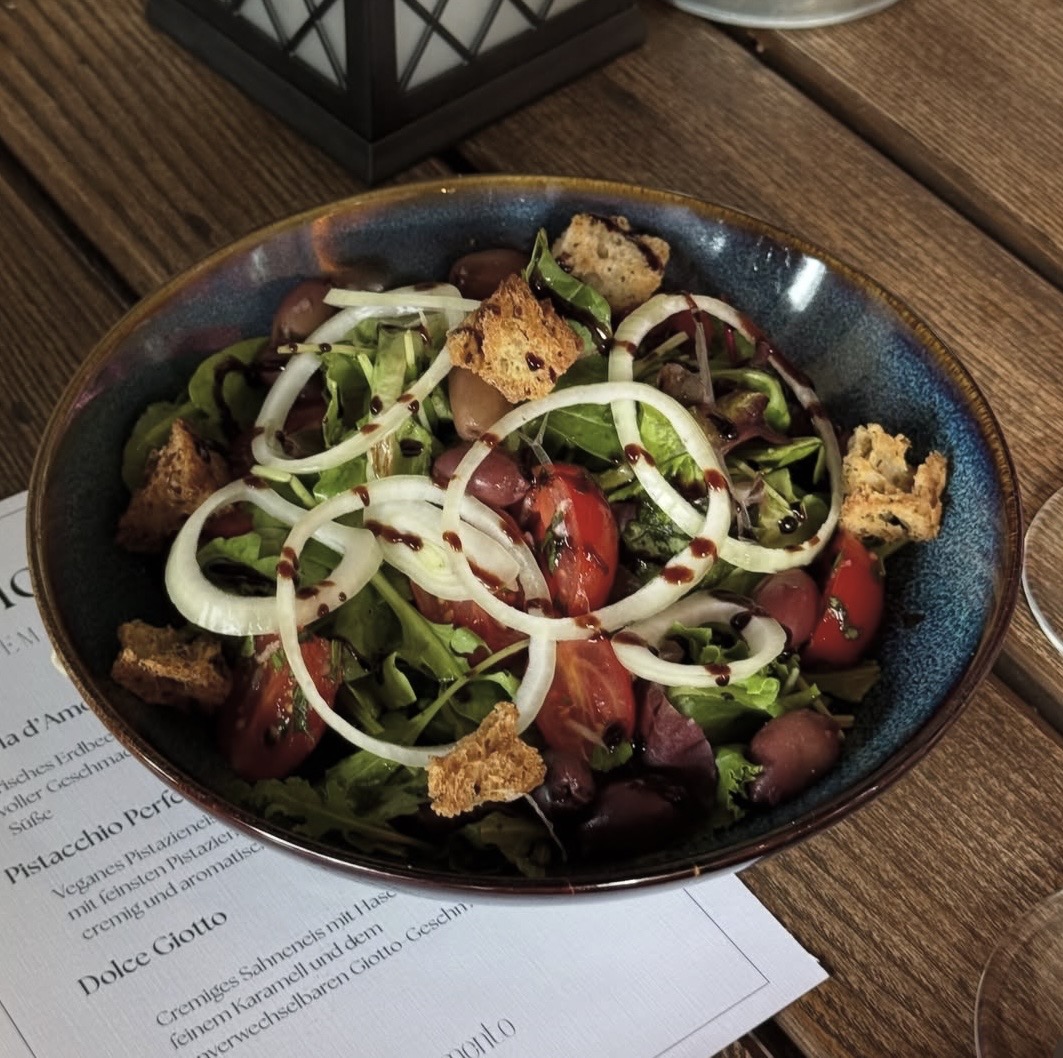 Frischer Salat in blauer Schale